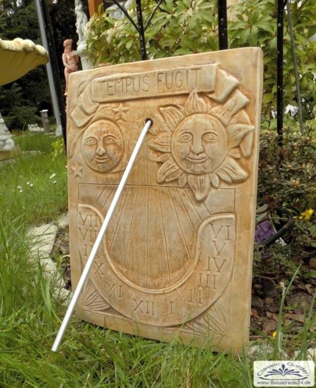 Sonnenuhr mit Mond und Sterne