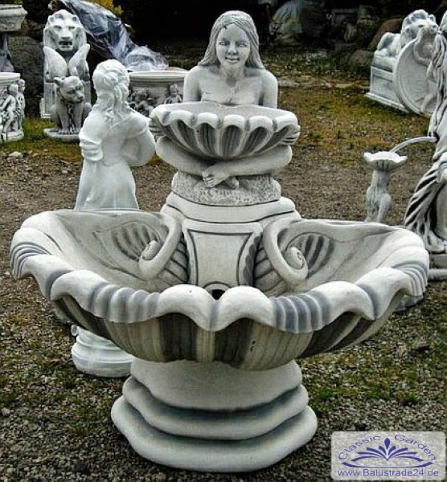 Kleiner Gartenbrunnen mit Mädchenfigur