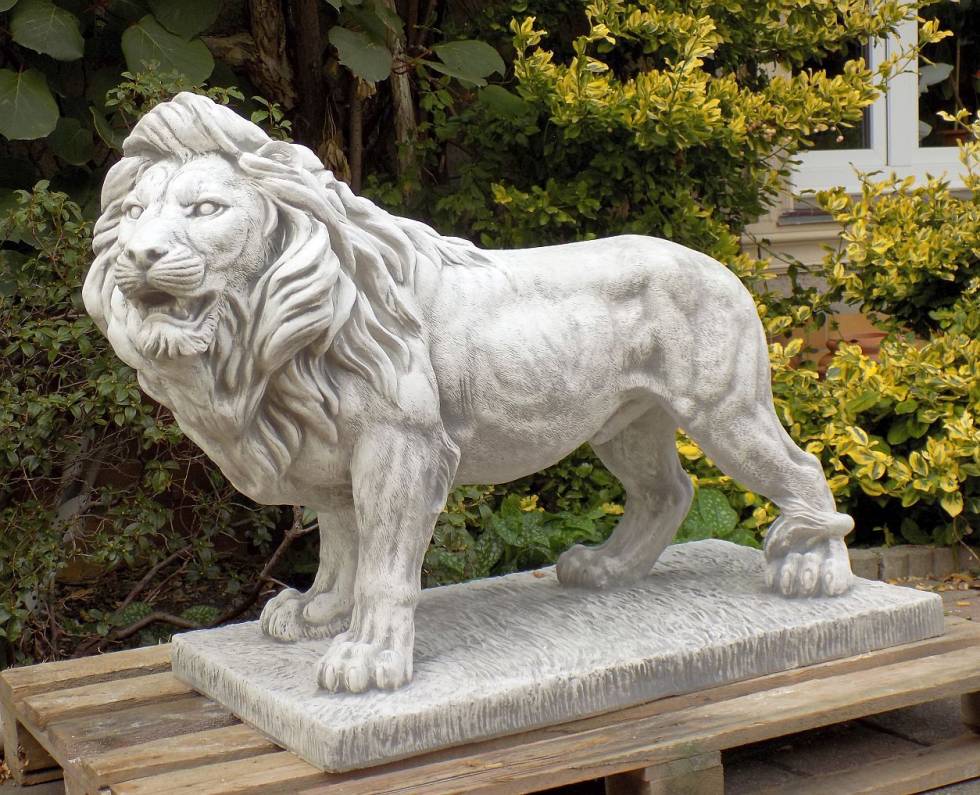 Löwen Gartenfigur auf Platte