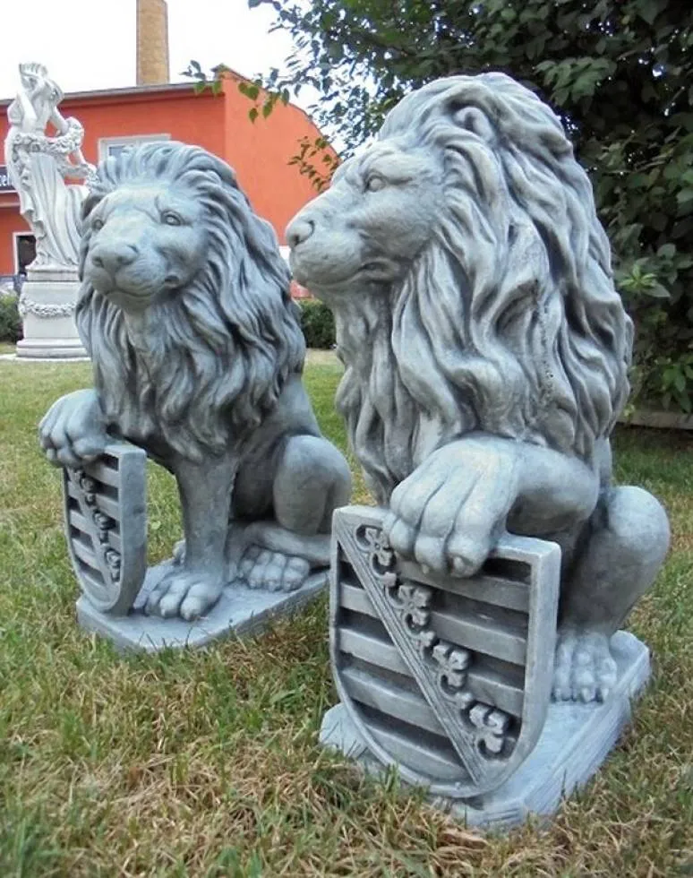 Löwen Gartenfiguren mit Sachsen Wappen Schild