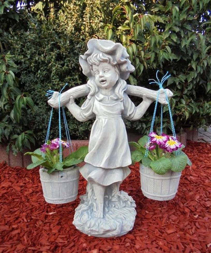 Steinfigur Mädchen mit Blumentöpfen