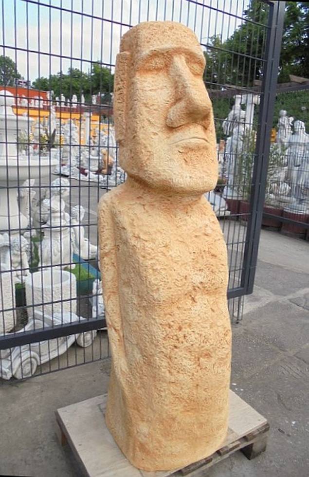 ocker farbene Moai Figur