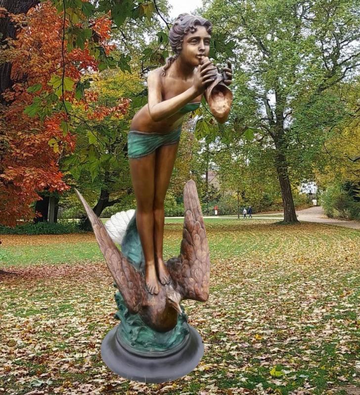 Bronzefigur Muschelbläserin auf Vogel als eleganter Wasserspeier im Garten