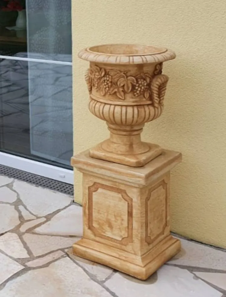 Gartendeko Vase mit Sockel