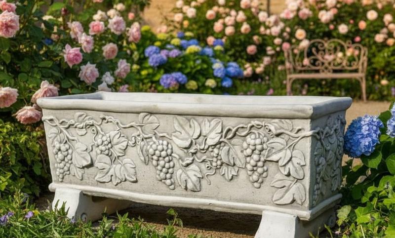 Pflanzkübel mit Weinlaubdekoration