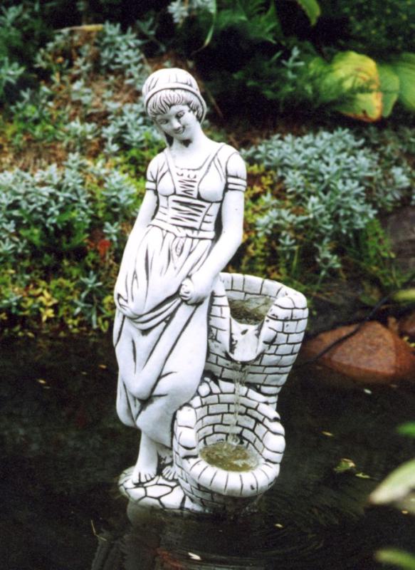 Springbrunnen Figur Frau am Steinbrunnen