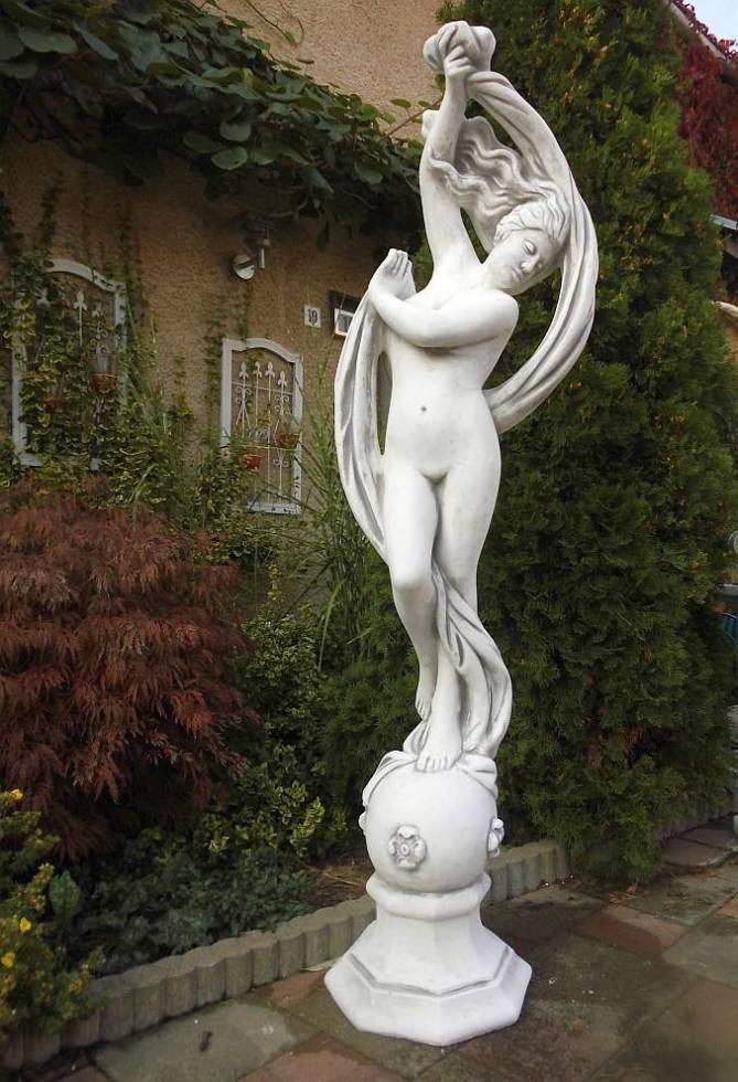Gartenfigur Frau auf der Kugel
