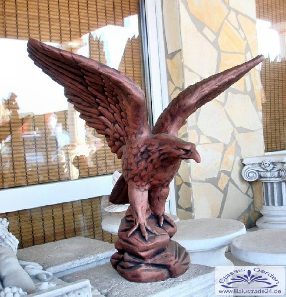 Adler steinfigur in kuper farben