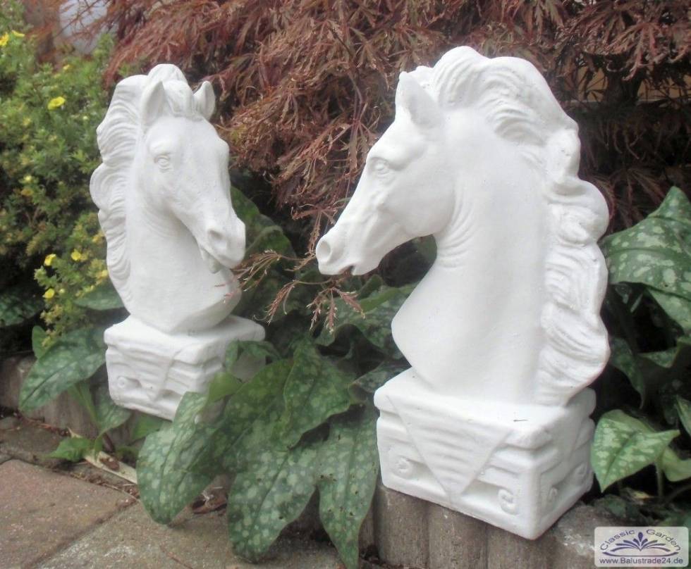 Große Weiße Pferd Schach Stück Dekorativ Im Garten Stockbild