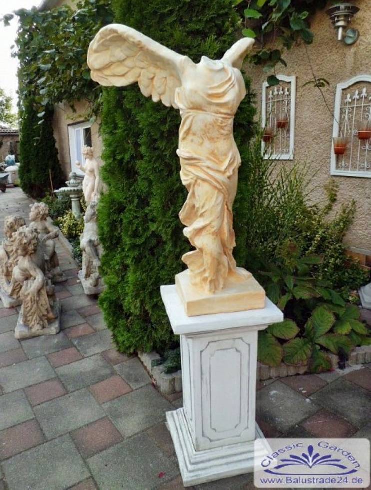 Skulptur Figur mit Flügel