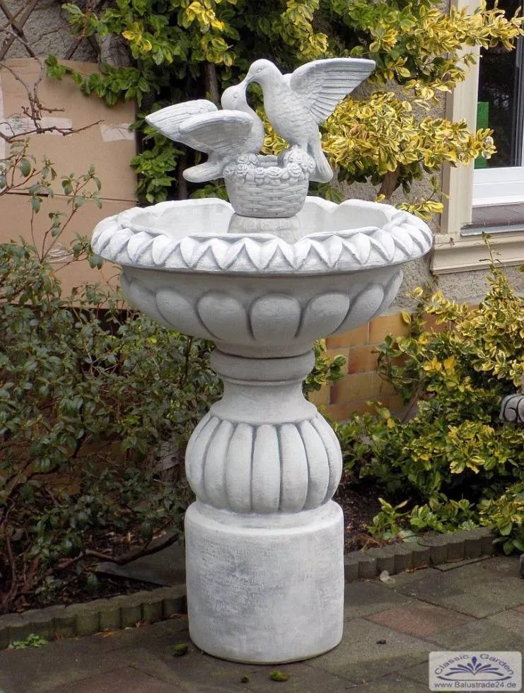 Wasserspiel mit Vogel Skulptur