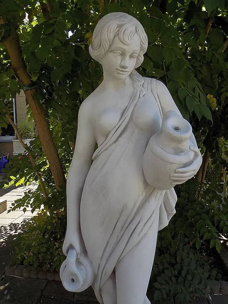 Gartendeko Steinfigur Frau mit Wasserkrug