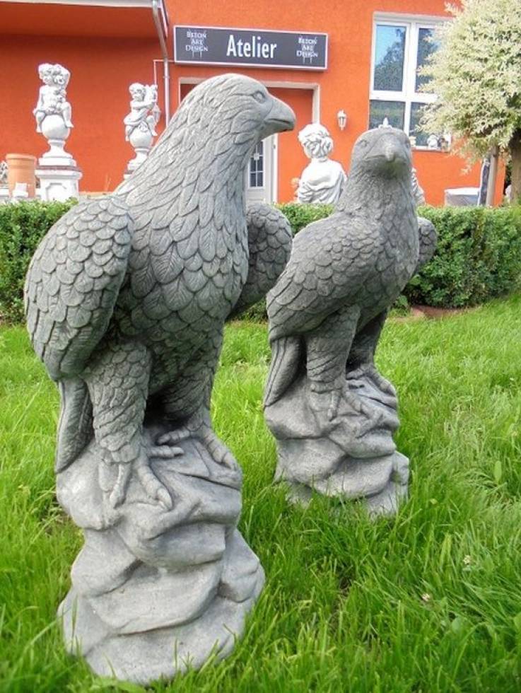Gartenfigur großer sitzender Adler