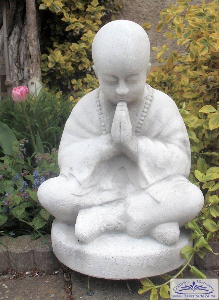 Novice Buddha beim beten