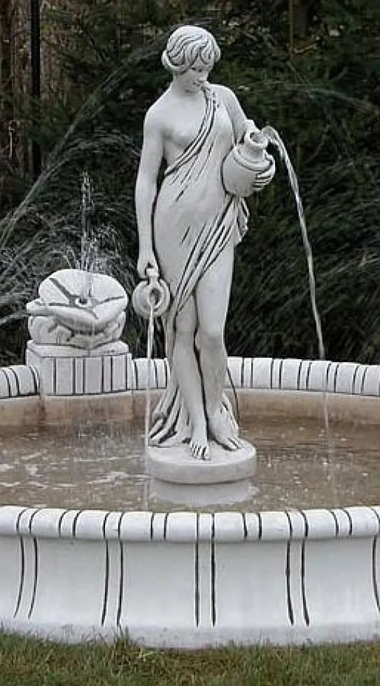 Brunnenfigur Frau mit Wasserkrug