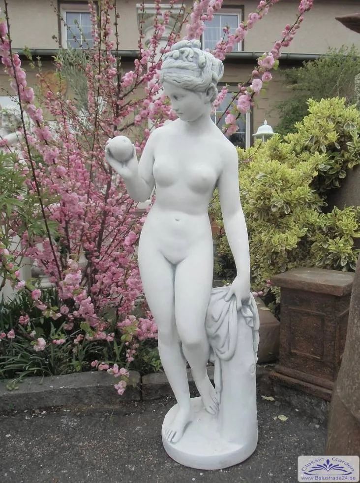 gartenfigur Eva mit Apfel in der Hand