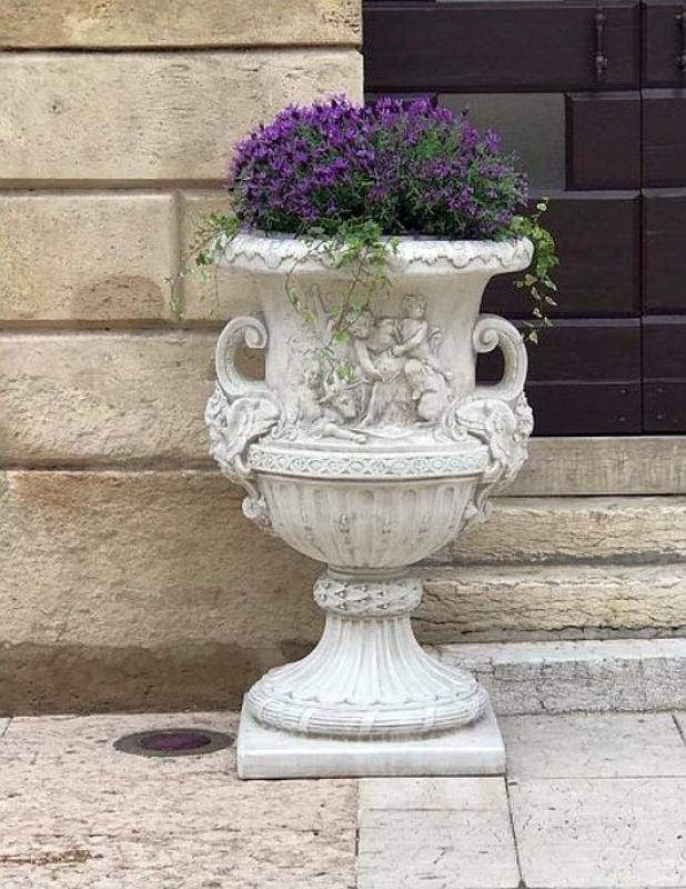 Pflanzkübel mit Standfuß