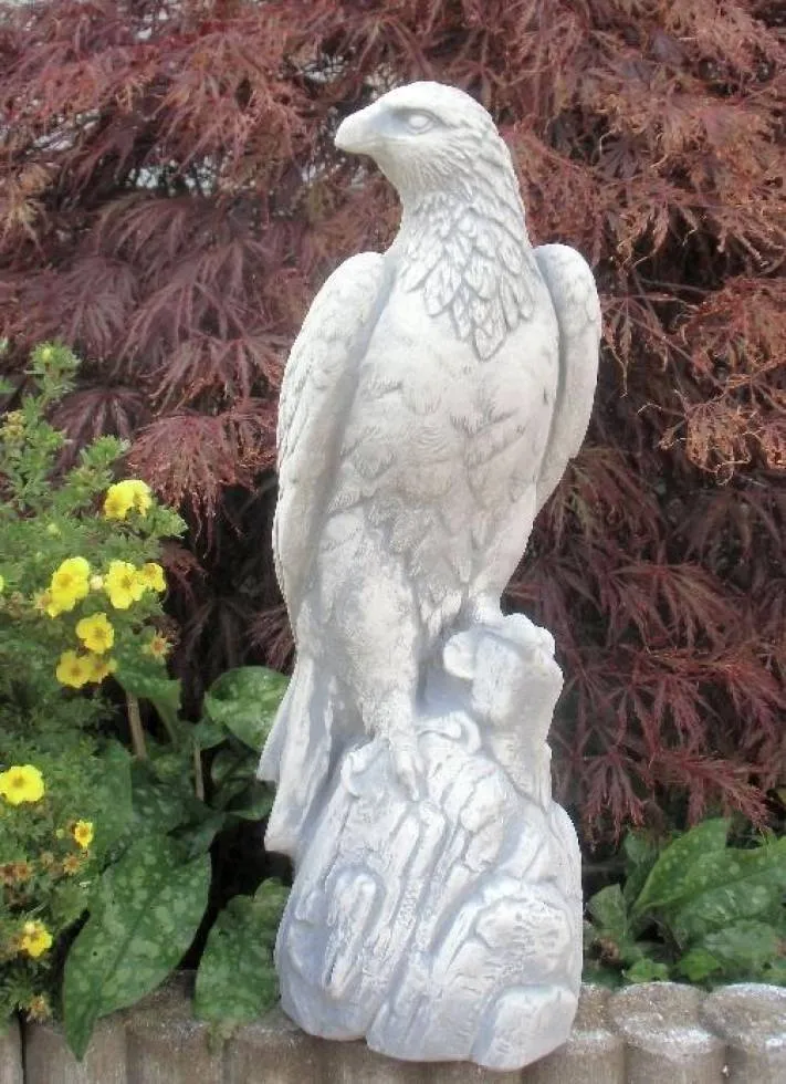 Vogelfigur Falke auf Fels