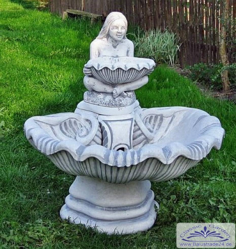 Wandbrunnen mit ovaler Wasserschale und Figur