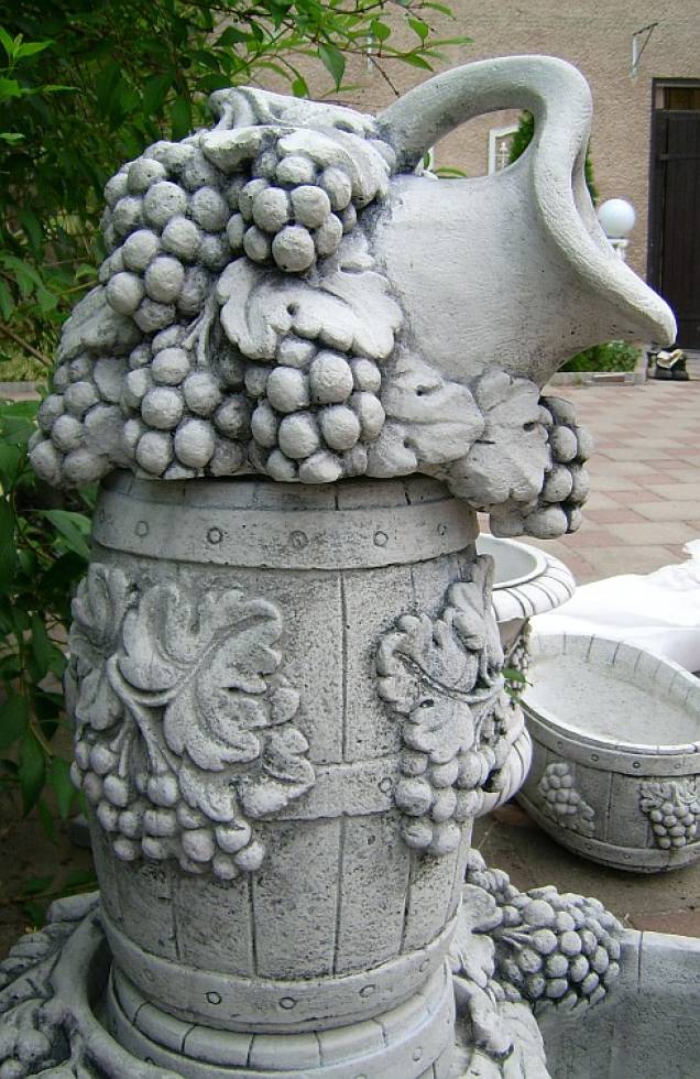 Detail Weinbrunnen mit Wasserkrug