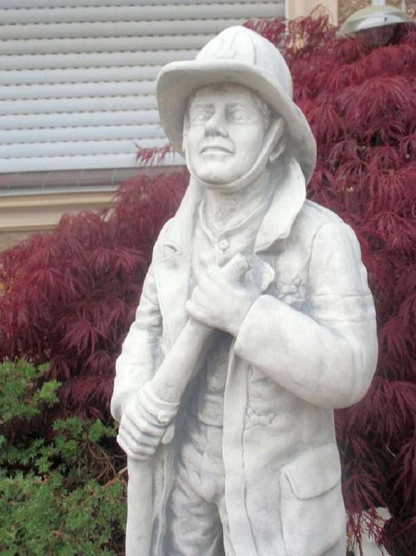 Feuerwehrmann mit Helm und Wasserschlauch Gartenfigur Beton Steinfigur Figur 90cm