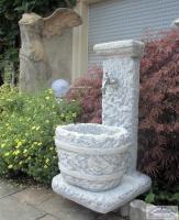 wandbrunnen mit steintrog