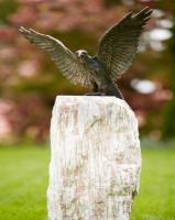 Majestätischer Roter Milan mit offenen Flügeln Bronzefigur