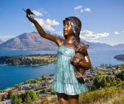 Mädchen mit Schmetterling und Teddy als Bronzefigur