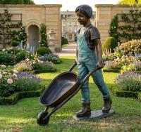 Gärtner Bronzefigur Junge mit Schubkarre