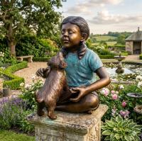 Bronze Gartenfigur sitzendes Mädchen mit Hund 48cm