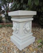 Gartensockel mit Löwenköpfe