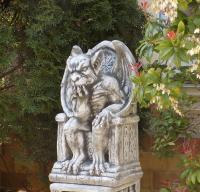 Gargoyle auf Thron Steinfigur