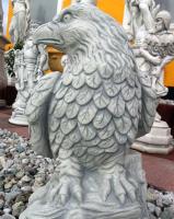 Adler Figur auf Baumstamm