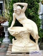 Frau mit Blumenschale