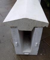 Zaunsockel mit pyramidenförmiger Beton Abdeckung