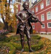 Detailreiche Bronzeskulptur des Komponisten Mozart mit Geige