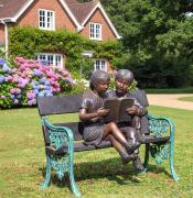 Gartenfigur Bronze Junge und Mächen auf Bank