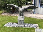 Adler Steinfigur auf Sockel