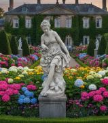 Gartenfigur Blumenstreumädchen mit Füllhorn als Dekoration