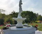 Gartenbrunnen mit Wasserträgerin