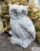 Schneeeulen Figur auf Baumstumpf