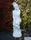 kleine Gartenfigur Frau auf Stein sitzend