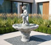 moderner gartenbrunnen frau mit wasser krug