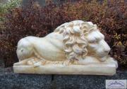 liegende Löwenfigur