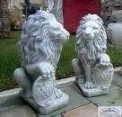 Löwenfiguren mit Wappenschild links und rechts
