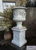 Pflanzgefäß mit Wein auf Sockel ST104017