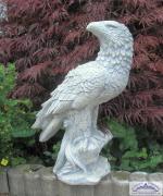 Vogelfigur Falke auf Fels