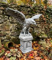 Steinadler mit Sockel monumentale Gartenfigur Spannweite 181cm als Steinfigur anthrazit